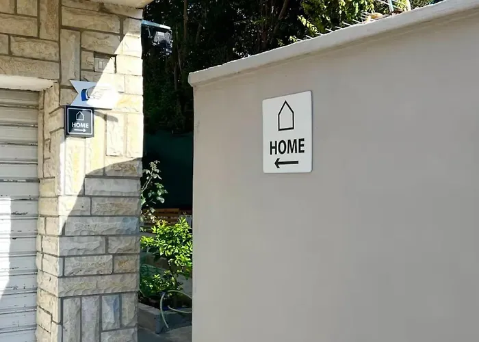 Lägenhet Cozy In Center Tirana